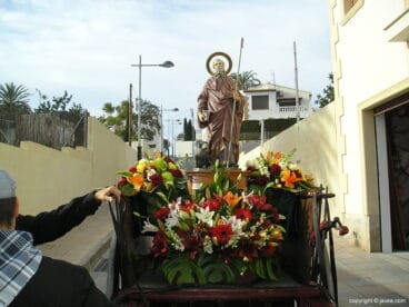 El patrón de los animales desfiló en un carruaje