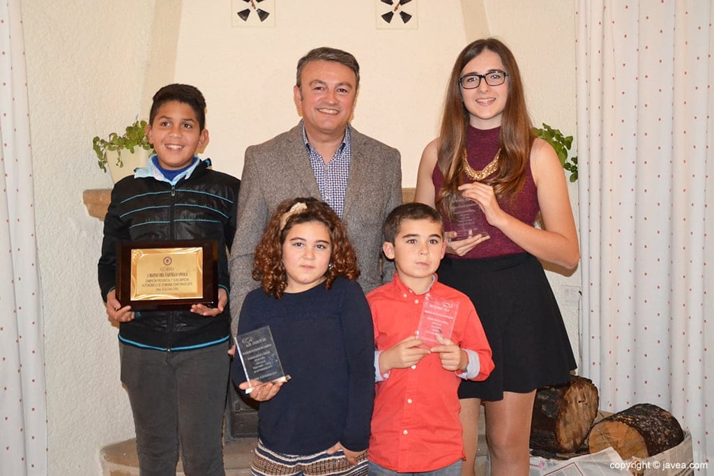 Chulvi con los premiados del CC Jávea
