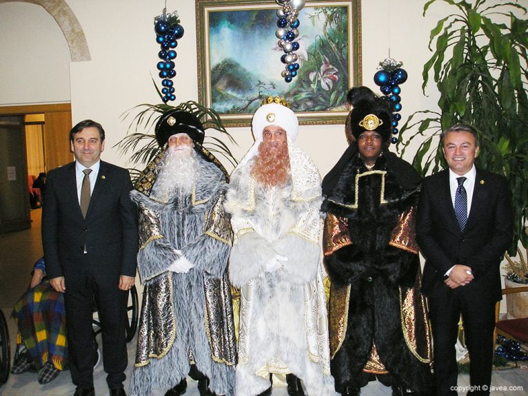Los Reyes Magos con Chulvi y Miragall en el Asilo
