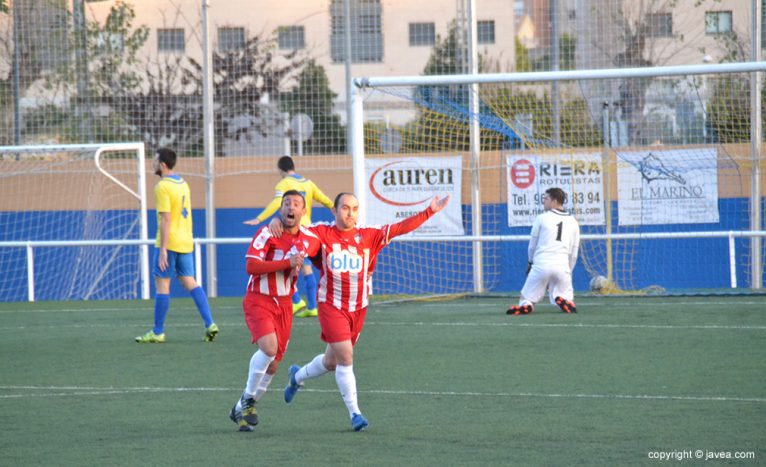 Dani García y Javi celebrando el gol