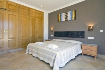 Dormitorio con cama de matrimonio