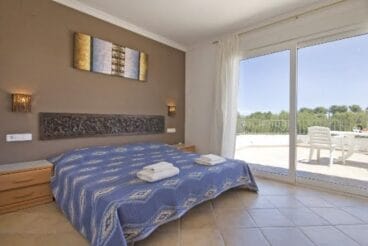 Dormitorio con terraza