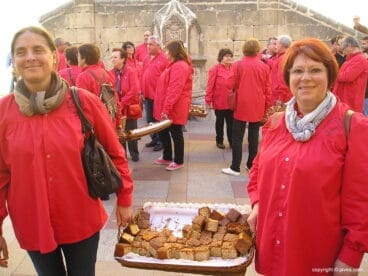 Festeras de San Sebastián con bandeja de coca maría