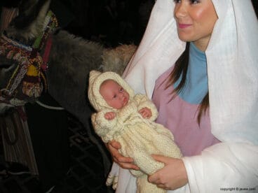 El niño Jesús en brazos de la virgen