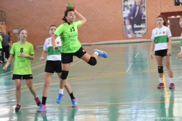 Elena Hierro lanzado a portería