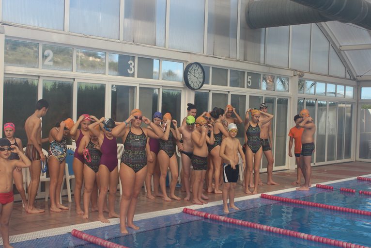 Escolars a la piscina de Benitatxell