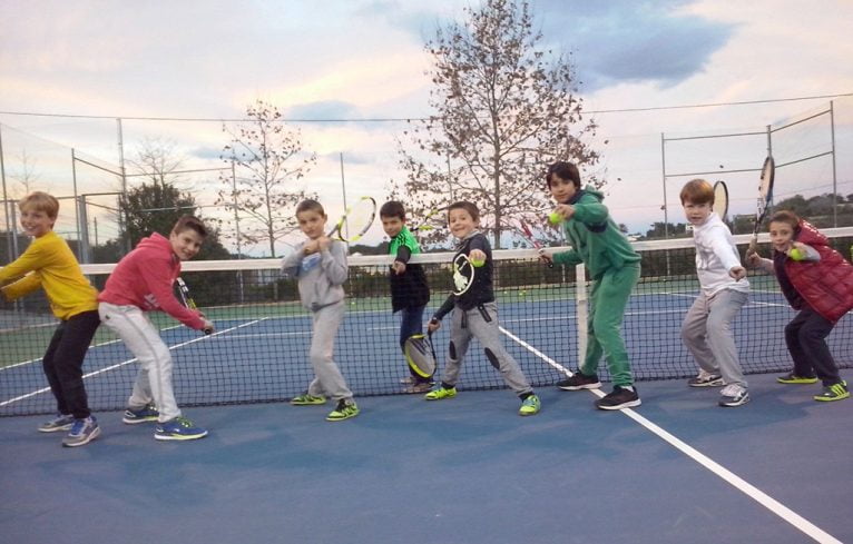 Escolares practicando tenis