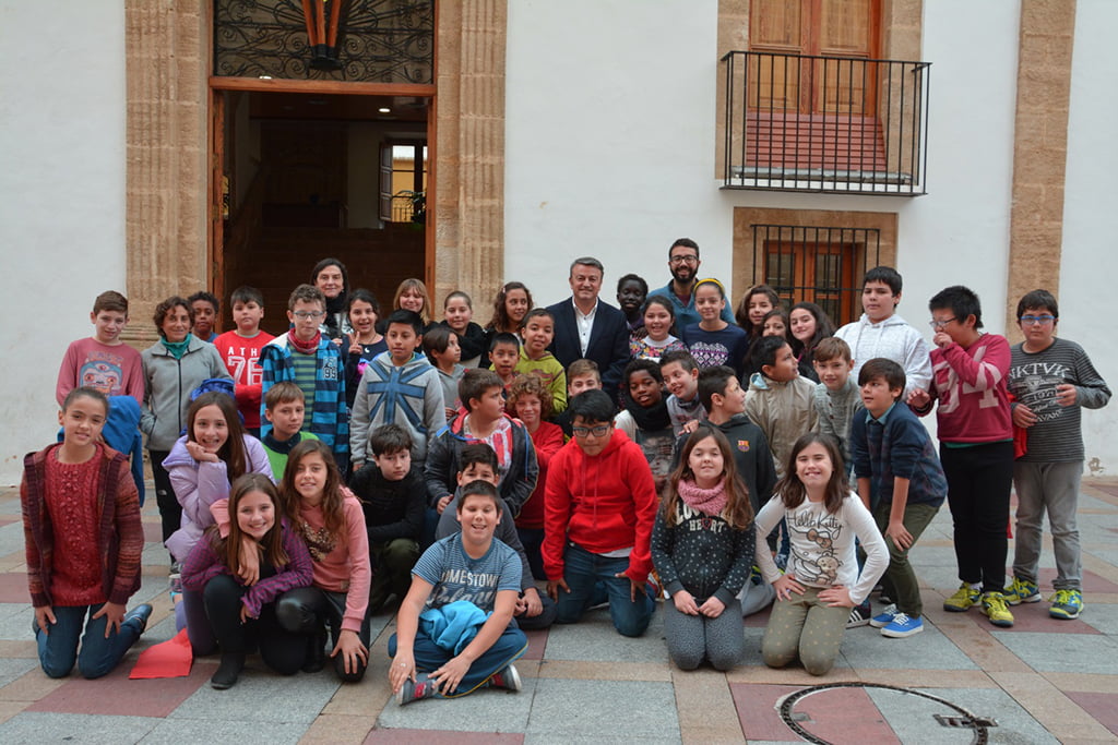 Grupo de escolares del Vicente Tena en el ayuntamiento