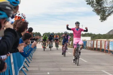 Héctor Pons cruzando la meta de Xàbia