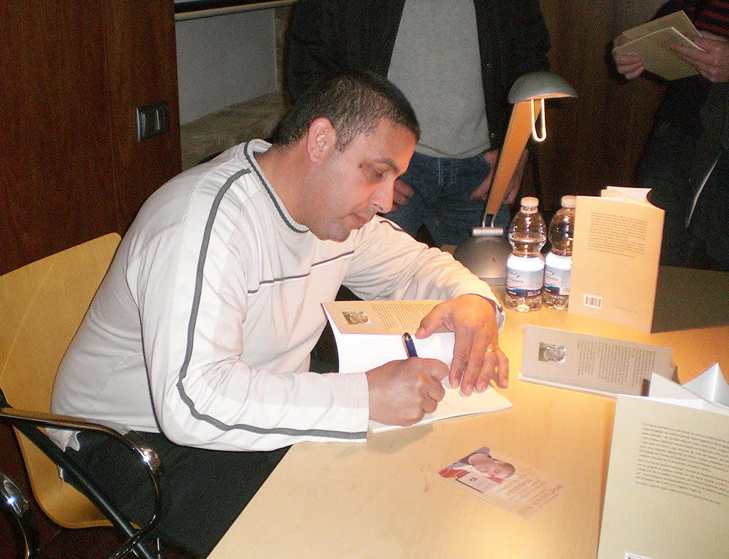 Josep Dkaidek firmando su libro