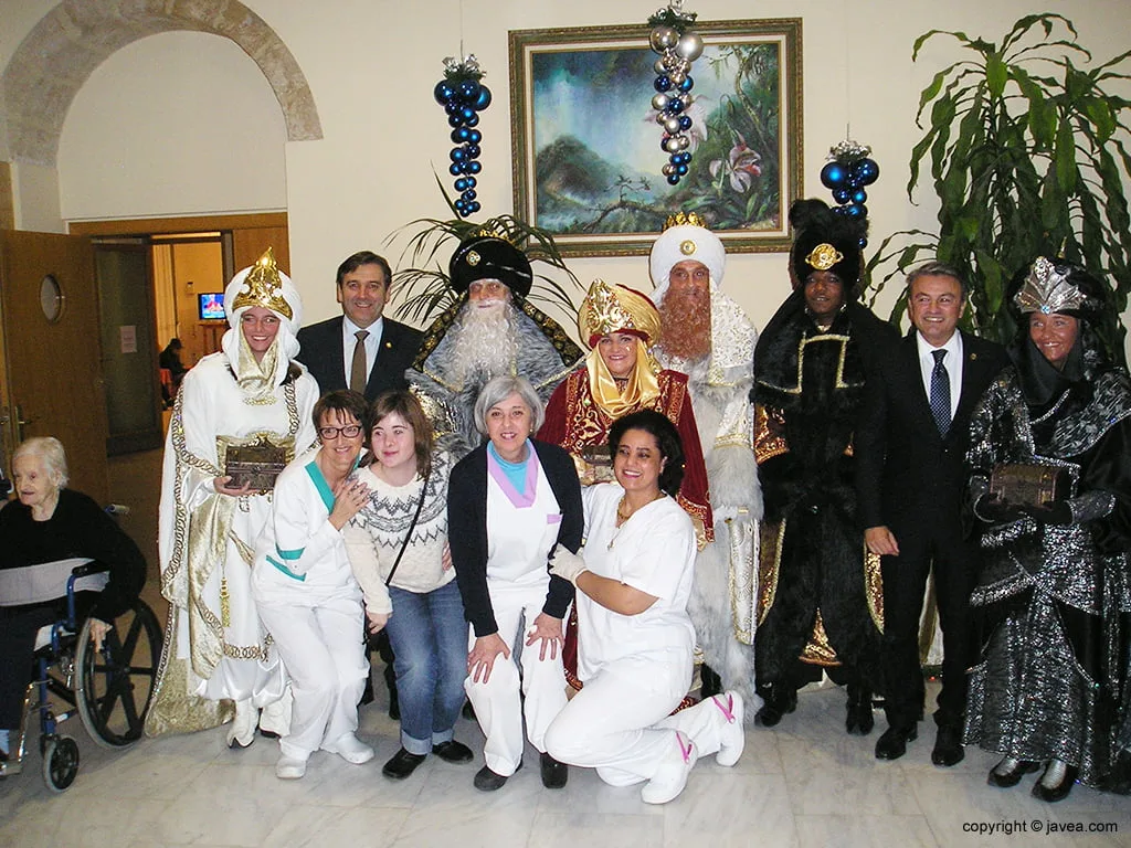 Reyes Magos con autoridades y empleados del Asilo