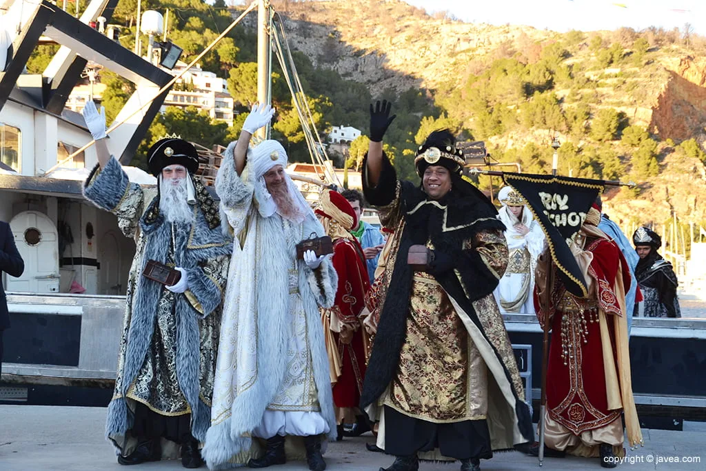 Los Reyes salundando a la gente