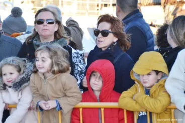 Niños combatiendo el fuerte viento