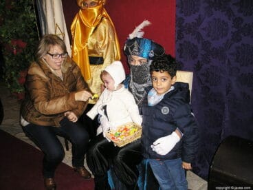 Niños con un Paje Real