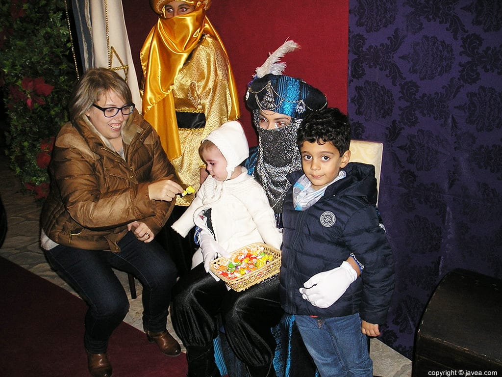 Niños con un Paje Real