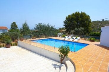 Piscina y parcela