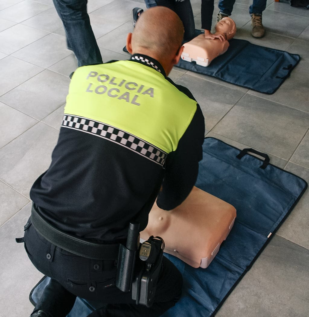 Policía Local en un curso de reanimación