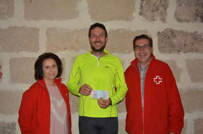 Raúl Bover entregando el cheque a Cruz Roja Xàbia