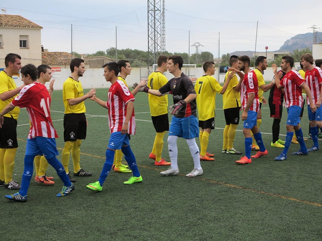 Saludos entre jugadores de UD Ondarense y CD Jávea B
