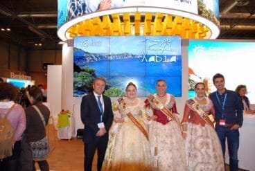 Segarra y Chulvi con las representantes de Fogueres en FITUR