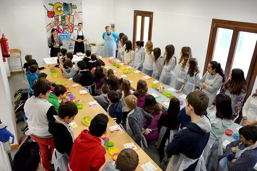 Tobella durante la clase de Culinart