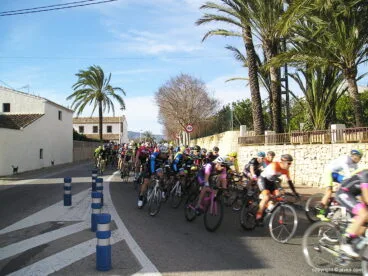Primer paso del pelotón por Xàbia