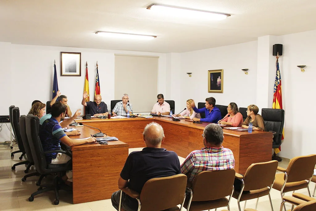 Uno de los plenos en Benitatxell