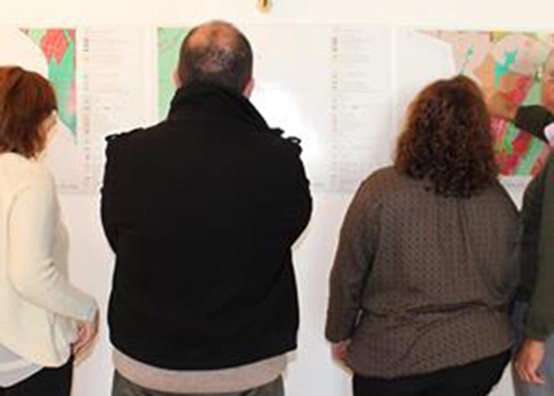 Vecinos consultando el PGOE de Benitatxell