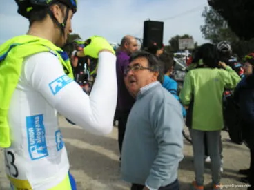 Vicente Belda en linea de meta