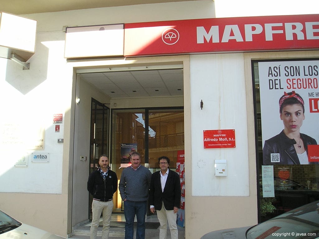 Alfredo Moll en la puerta de su negocio