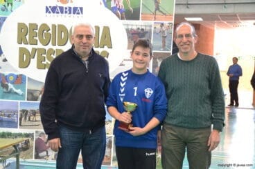 Capitán del CB Elche con el trofeo