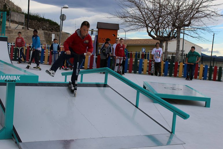 Chaval probando una de las rampas del skatepark