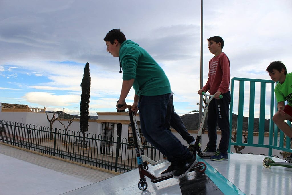 Chavales en una de las rampas del Skatepark
