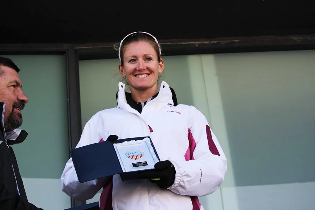 Cristina Roselló mostrando su trofeo