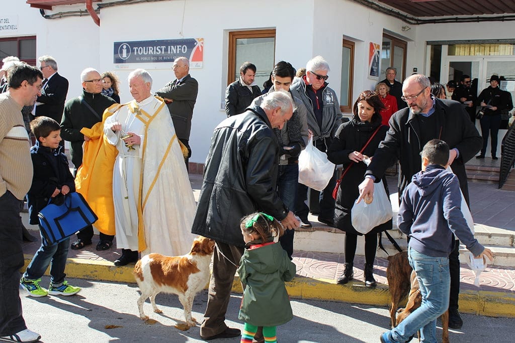 El sacerdote Guillermo Gilabert dando la bendición