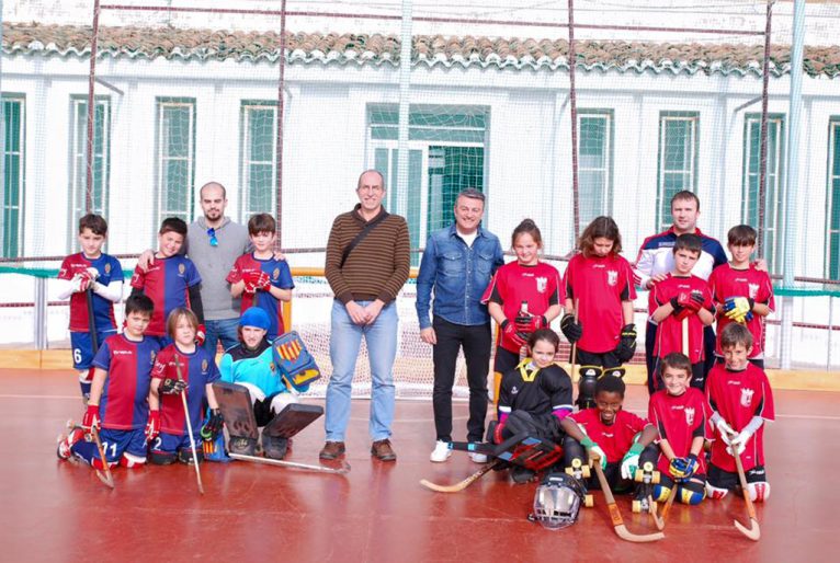 Equipos de Xàbia y Alcoy de hockey patines con las autoridades municipales