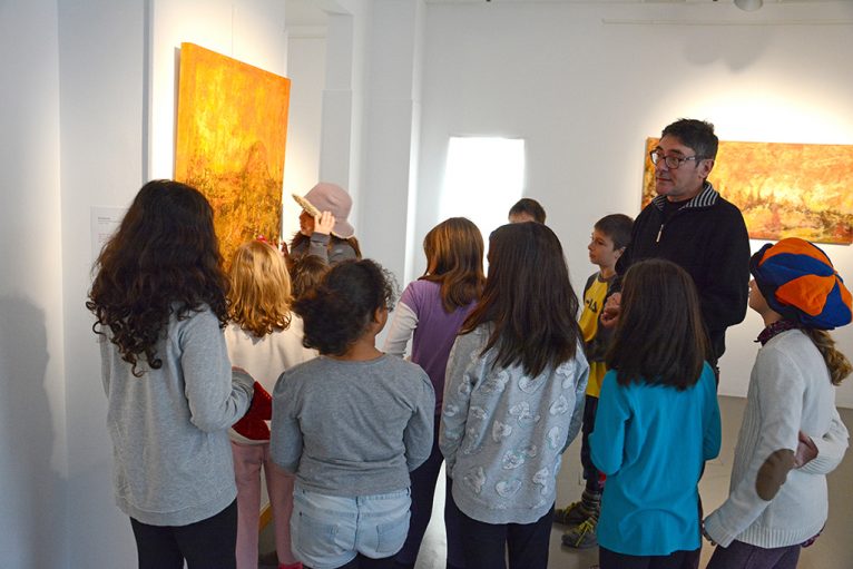 Schoolkinderen op de tentoonstelling Ximo Canet