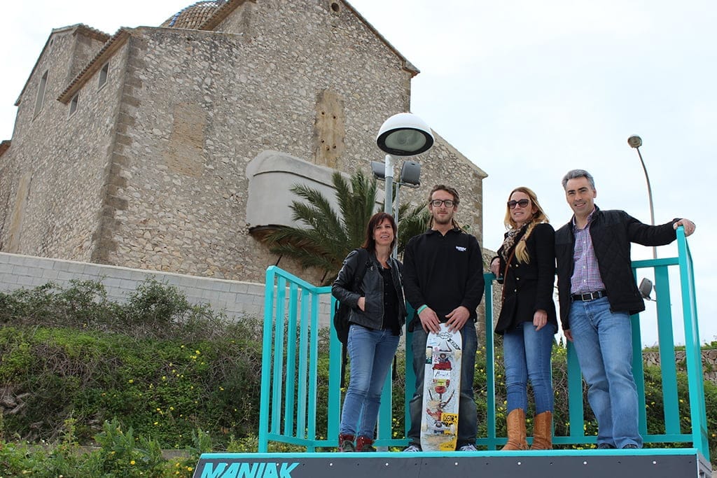 Fhire García con los ediles municipales de Benitatxell