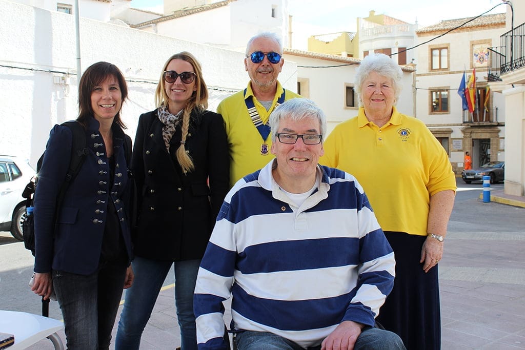 Jacinta Pastor y Myra van ‘t Hoff con miembros de Lyons Club