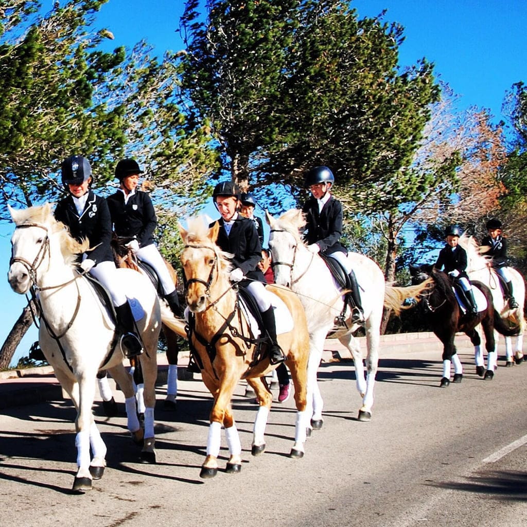 Jinetes de la hípica descendiendo el Puig de la Llorença.