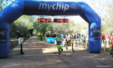 José Bellot entrando tercero en meta
