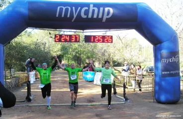 Juanlu Cardona, Óscar Antón y Paco Torres entrando en meta