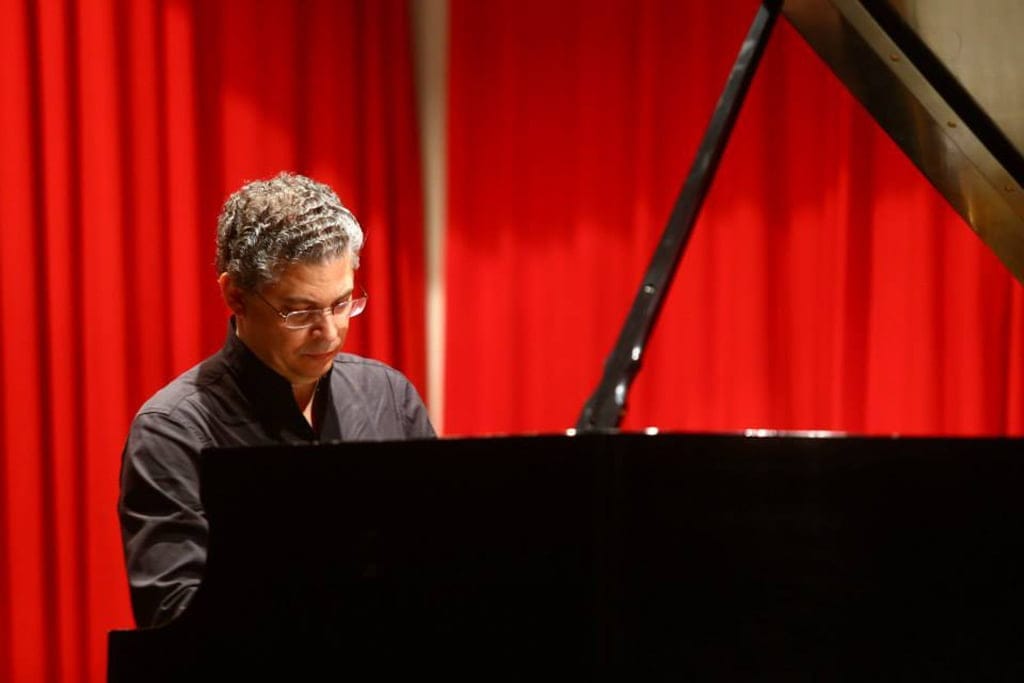 Leonel Morales al piano