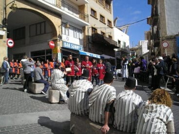 Moros viendo la entraeta de las tropas cristianas