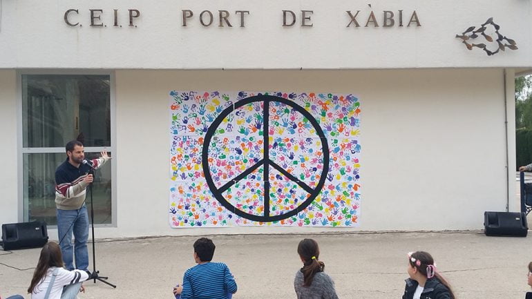 Mural de La paz en el colegio Port Xàbia