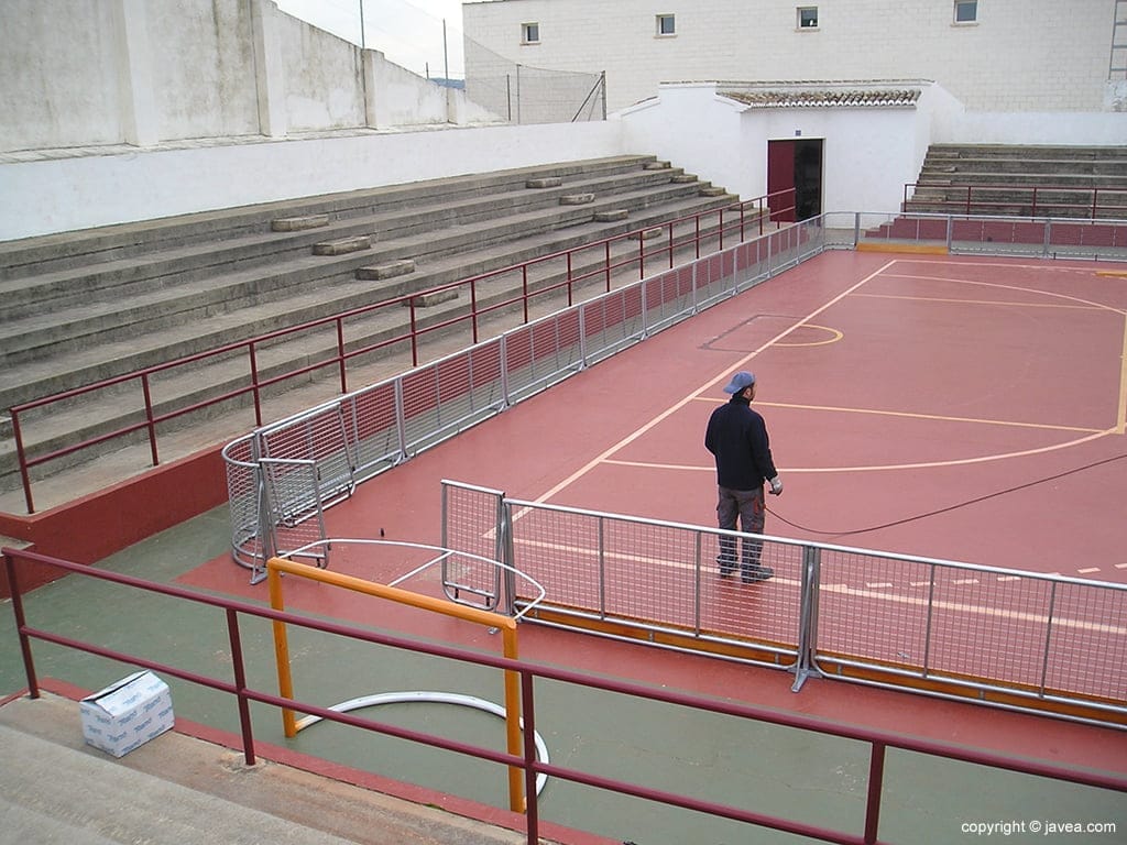 Operario acondicionando la pista