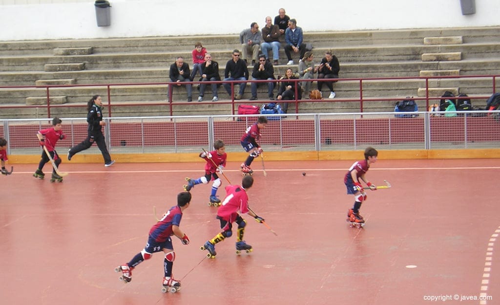 Partido inaugural de la pista de hockey patines
