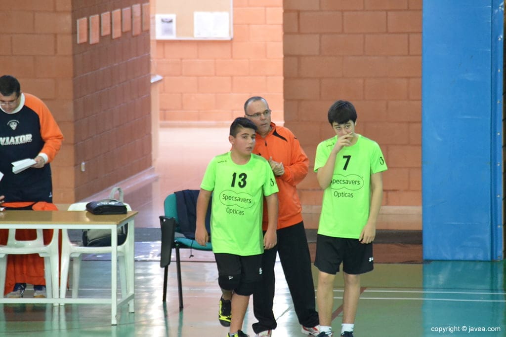 Pep Hierro dando instrucciones a sus jugadores