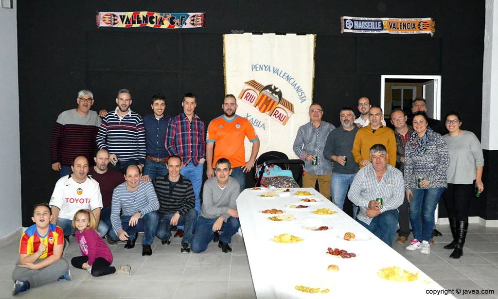 Miembros de la peña valencianista "Riu Rau" de Xàbia