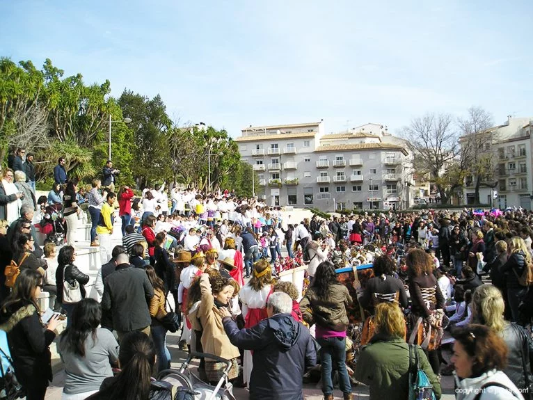 Público en la plaza de la Constitución